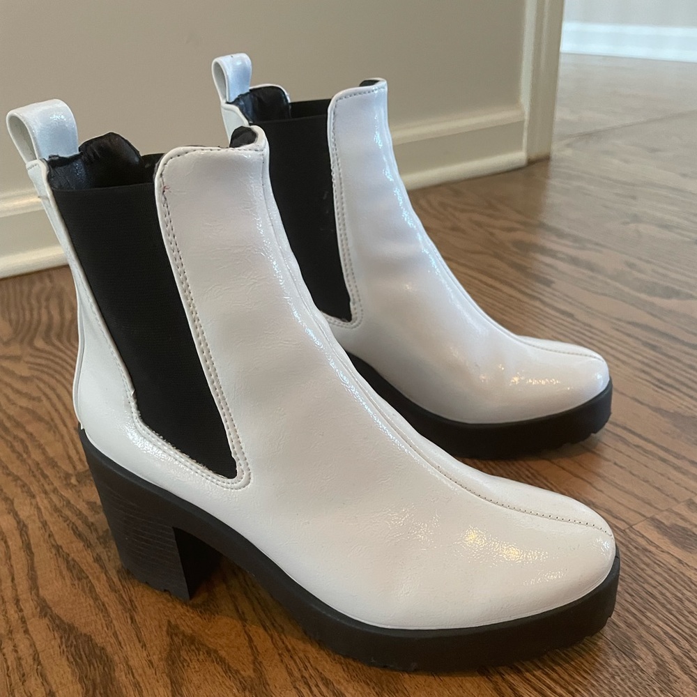 White Topshop Chelsea Boot Size 6.5/37EU